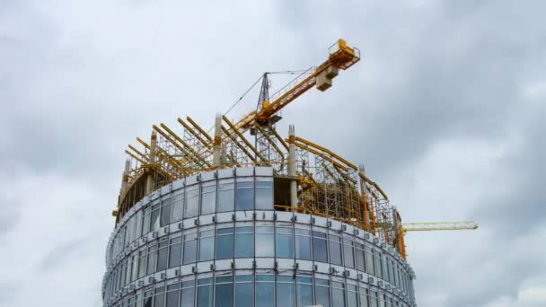 Construcción de edificios de oficinas modernos, lapso de tiempo — Vídeo de stock