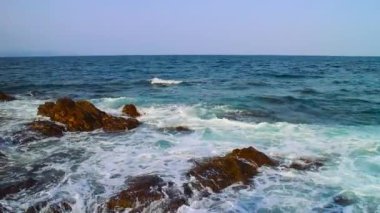 Rocky kıyısında sörf