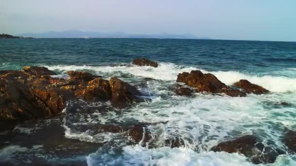 Surf on rocky shore — Stock Video