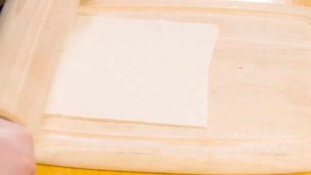 Приготовление сладких тортов с персиками дома — стоковое видео
