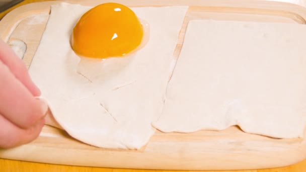 Zoet gebak met perziken thuis koken — Stockvideo