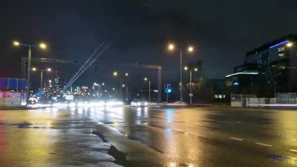 Este a crossroads a városban, time-lapse — Stock videók