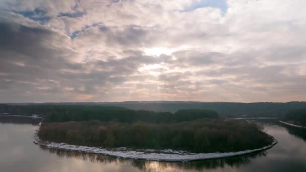 Deels bewolkt weer over de winter rivier, time-lapse — Stockvideo