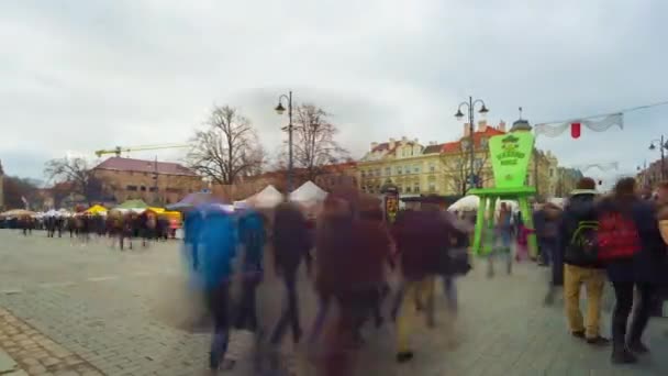 Vilnius - 6 märz: riesiger stuhlstand in der mitte der straße kaziukas casimir frühjahrsmesse und die menschen unterhalten am 06 märz 2015 in vilnius. — Stockvideo