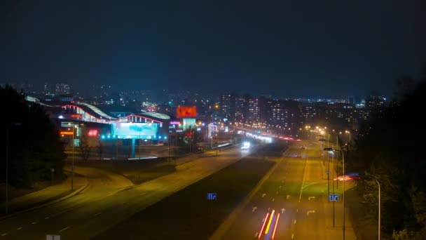 Camino nocturno en la ciudad, time-lapse — Vídeo de stock