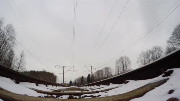 Поїзд зимовий вид знизу — стокове відео