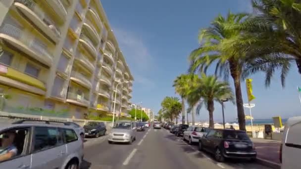 Cannes, Frankrijk - 22 juni: Uitzicht vanaf de auto op straat langs de kust op 22 juni 2014 in Cannes, Frankrijk. — Stockvideo