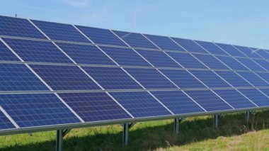 güneş panelleri ve kırsal manzara