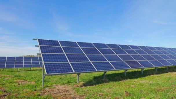 Paneles solares y paisaje rural — Vídeo de stock