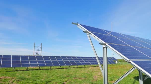 Solární panely a venkovské krajiny — Stock video