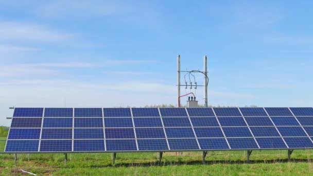 Paneles solares y paisaje rural — Vídeos de Stock