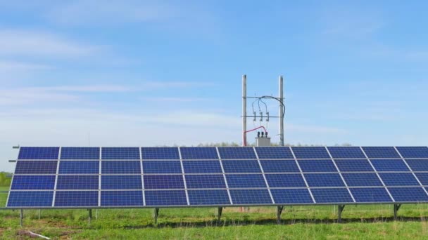 Sonnenkollektoren und ländliche Landschaft — Stockvideo