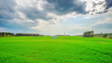 Yeşil alan ve fırtına bulutları, panoramik hızlandırılmış