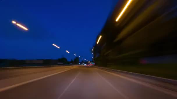 Conducir un coche en la ciudad nocturna, time-lapse — Vídeo de stock