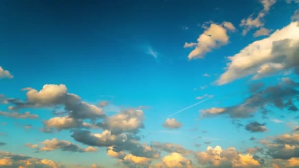 Облака в голубом небе, временной промежуток — стоковое видео