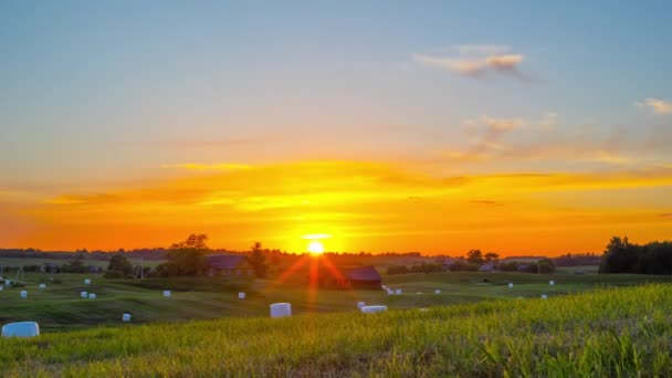 Paisagem rural e pôr do sol time-lapse com guindaste — Vídeo de Stock