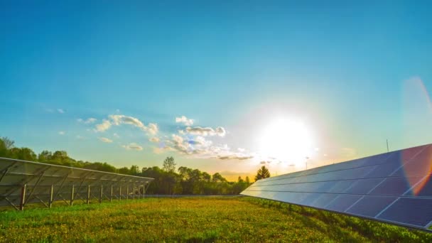 Panneaux solaires et soleil — Video