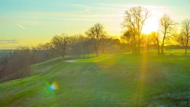 Pôr do sol no parque primaveril, lapso de tempo panorâmico — Vídeo de Stock