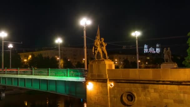 Vilnius, Litauen "Gröna bron" med sovjetiska statyer, time-lapse — Stockvideo