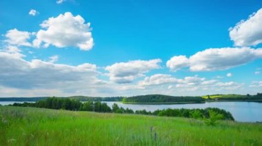 Yaz manzara panoramik bir göl ile hızlandırılmış