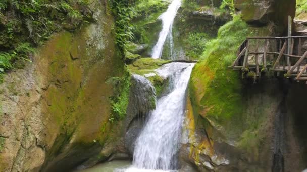 Gruta del Cagleron y cascada en Italia — Vídeos de Stock