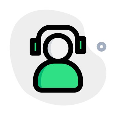 Kaliteli müzik ve bas kulaklıklı bir kullanıcı