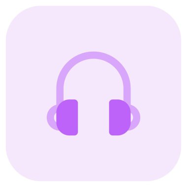 Harika ses kalitesi olan küçük şapkalı şık kulaklıklar.