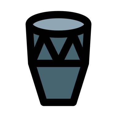 Patlayan ses efektli büyük davullar.