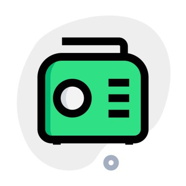 Pürüzsüz saplı şık bir radyo.