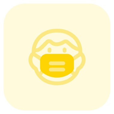 Covid-19 salgını sırasında maskeyi takan küçük bir çocuk.