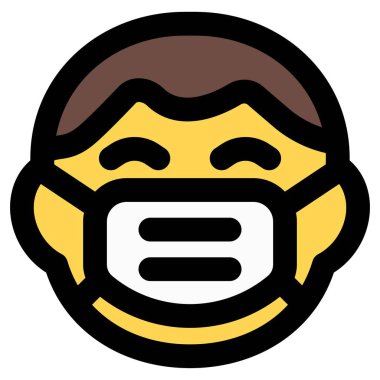 Yüzünde maske olan sırıtan bir çocuk beyaz bir arka planda izole edilmiş.