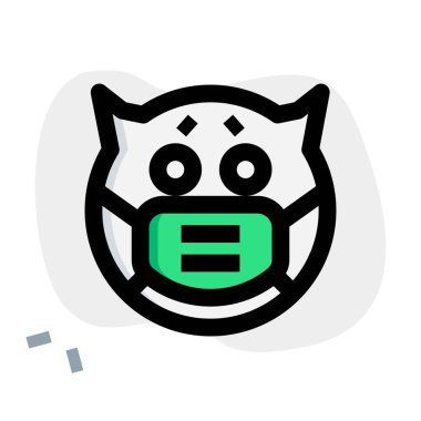 Maske takan, açık gözlü şeytani yüz.