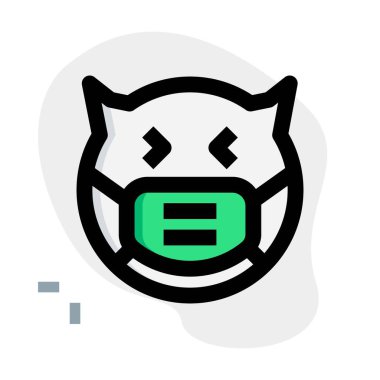 Şeytan şaşı gözlerle gülüyor. Yüz maskesi takıyor.