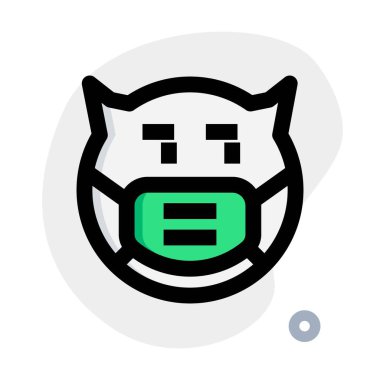 Şüpheli şeytan maskeyi takıp sol tarafa bakıyor.