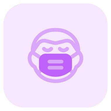 Covid-19 salgını sırasında maske takan üzgün bir adam.