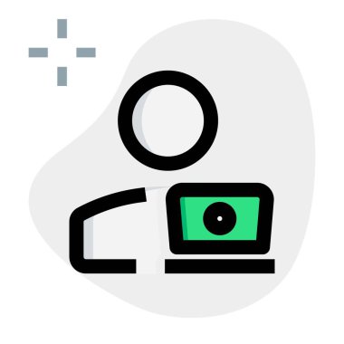 kullanıcı ya da programcı çevrimiçi çalışmak için dizüstü bilgisayar kullanıyor