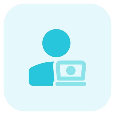 kullanıcı ya da programcı çevrimiçi çalışmak için dizüstü bilgisayar kullanıyor