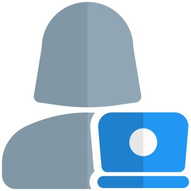 İş ve kodlama için bir dizüstü bilgisayar kullanan çevrimiçi kadın kullanıcı