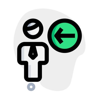 Sol yön ok göstergesine sahip iş adamı