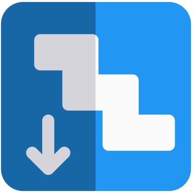 Alt katta, bir binanın içinde geziniyor.