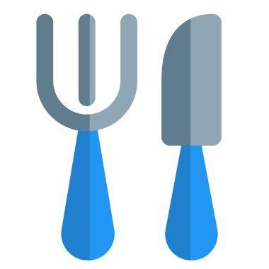 Okul kafeteryasında çatal ve bıçak var.