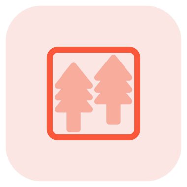 Orman ağaçları yolda bir uyarı niteliğinde.