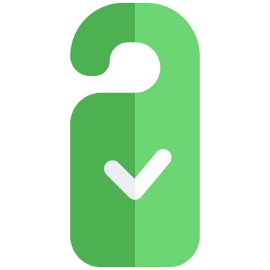 Otel odasının kapısında üzerinde kene izi olan bir askı.