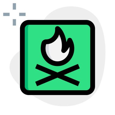 Yürüyüş ve açık hava macerası için kamp ateşi.