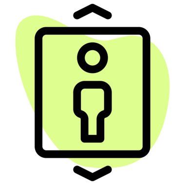 Asansörleri ok atarak kullanan bir turist.