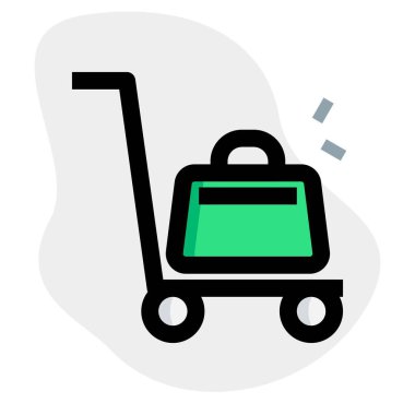 Otelde servis tarafından taşınan bavullar.