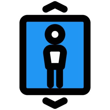 Asansörleri ok atarak kullanan bir turist.