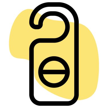 Otel odasının kapısında takılmaya devam et.