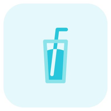 Çocuklara pipetle servis edilen bir bardak su.