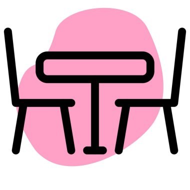 İki kişilik sandalyeli restoran masası boşaldı.